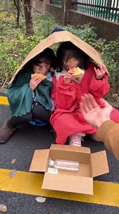 500K views · 4.7K reactions | The little girl picked up the money but was almost misunderstood. The elder brother found the truth and repaid the little girl. Good people are really rewarded! 小姑娘捡到了钱却差点被误会，哥哥发现真相后报答了小姑娘，好人果然有好报！【久久好物】 #久久好物 #搞笑 #funny #fyp | 久久好物 | Facebook