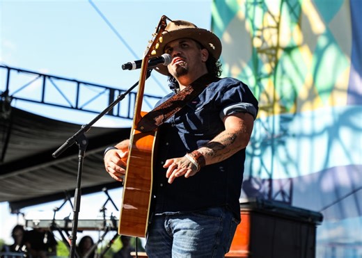 Country singer admits ‘I’m not ok’ after being removed from stage by police