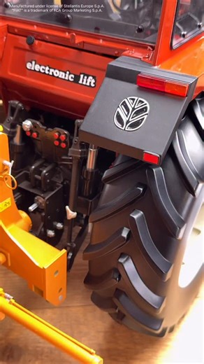 🚜 FIAT TRATTORE 180-90 TURBO DT ⚡ Scopri il FiatAgri 180-90, dotato di aratro reversibile a tre vomeri, marchiato Moro Aratri. 💥 Cosa aspetti? Aderisci all’offerta online su Hachette.it e costruisci l’icona dei mezzi agricoli italiani! #fiatagri #hachettefascicoli #trattoreturbodt #trattorefiat #fiat18090turbodt | Hachette Fascicoli