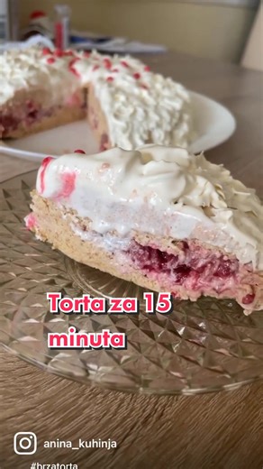 Brza torta sa keksom i jagodama - recept
