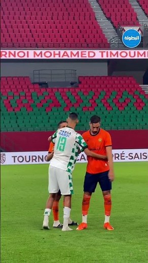روح رياضية عالية بين لاعبي الرجاء وبركان بعد نهاية المباراة 🫂⚽️