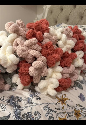 I’m in love with this flower 🌺 bouquet blanket! Perfect as a playmat or lap blanket! @ChunkyKnitCorner did a fantastic job with this add on modification! Might be my favorite make yet! #steadfaststitches #handknit #diy #fyp #chunkyyarn