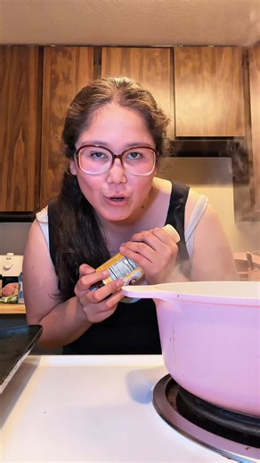 I have an empty fridge and a dream of a full plate of honey walnut shrimp 🍤🥹 so let’s make it !! I use the Panda Express bottle sauce in honey sesame :) it’s a nice thick sauce #strugglemeal #comidachina #munchies #brokegirls #dinnerrecipes