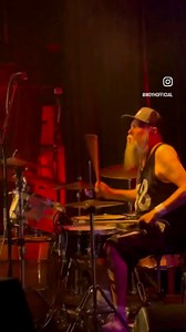 Kiertueen puoliväli häämöttää ja wöyhötys vain kiihtyy! 💥Tule mukaan, muutamia lippuja vielä jäljellä: Pe 17.5. House Of Rock, Kouvola, La 18.5. Möysän Musaklubi, Lahti, Pe 24.5. Suisto, Hämeenlinna, La 25.5. Korjaamo, Helsinki, Pe 31.5 Logomon Teatro, Turku. Lippulinkki kommenteissa 🦀@hyyrysjussi @anttihyyrynen @kapillaaripitko #nykäsenanssi @tuomelous @jusba2015 @kaskelottirecords @fullsteamagency @woyhoakatemia #hyööwww🎥: @jeminapouttu | WÖYH