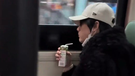 因为公司说报销车票 东东每次手里都握着一张车票 给我这个东之客看的痛哭流涕