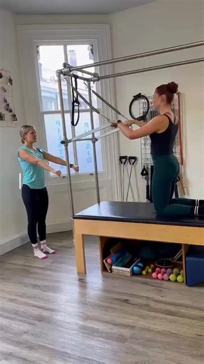 🌀✨ Kneeling Cat with Rotation — Find Space Through Your Spine! ✨🌀 Think the Kneeling Cat on the Trap Table is just a flex-and-extend moment? Think again! Today Helen is cueing Lily through the rotational version — a gorgeous way to explore spine articulation, side-body length, and pelvic control all at once. When Lily rotates and rounds, she’s not only segmenting through each vertebra, she’s creating length through the lower side body while keeping the hips stacked directly over the knees. Tha