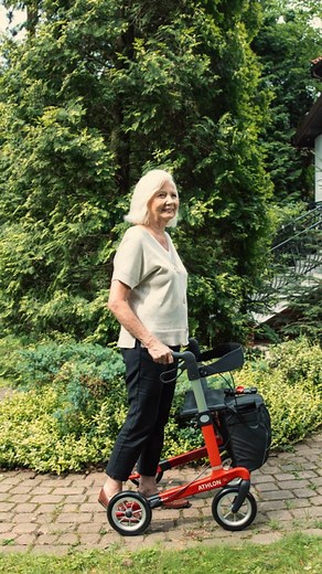 Lernen Sie den Athlon-Rollator kennen - unseren Bestseller aus Kohlefaser, geschaffen für Menschen, die Unabhängigkeit, Wohlbefinden und modernes Design schätzen! Entwickelt für Mobilität ohne Kompromisse - der Athlon verbindet Technologie mit Eleganz und bietet jeden Tag Komfort und Sicherheit 💫 --- Meet the Athlon rollator - our bestseller in carbon fiber, created for people who value independence, comfort and modern design! Designed for mobility without compromise - Athlon combines technolog