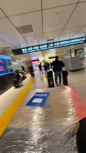 燕三条採訪先遣團 正式出發 在抵達燕三条之前 我們必須先穿越東京車站 穿過人潮 指標 以及月台之間的迷宮 新幹線從不等人 滿滿的人潮穿梭 我們在人群與行李輪聲之間 加快腳步 這是一趟 通往第一現場的理解任務 一步一步 我們越來越靠近 下一站 燕三条 #燕三条 #燕三条工藝 #先遣團 #工藝之旅 #東京車站 #新幹線 #日本工藝 #日本旅行 #日本Vlog #日本紀錄片 #採訪幕後 #TokyoStation #Shinkansen #TSUBAMESANJO | 之間—看見 In Between Visions：燕三条交流展