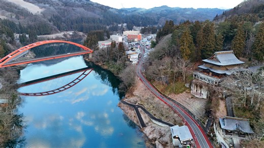 【空飛ぶカメラ】柳津橋・柳津町　赤いアーチ、冬景色彩る:空飛ぶカメラ:福島民友新聞社
