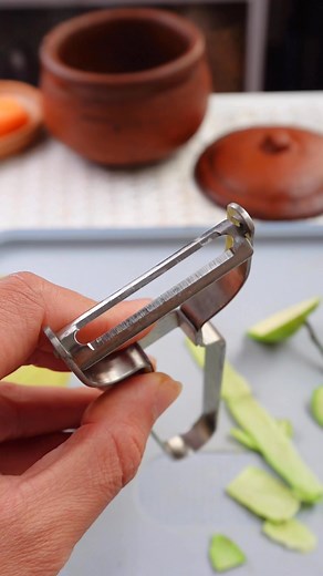 362K views · 4.3K reactions | Gọt vỏ bằng cái này vừa nhanh vừa dễ, nó bằng kim loại nên bền và dễ vệ sinh #letnhancheck #review #naoraucu #dogiadung #giadunggiadinh #giadunggiatot #giadungtienich #dogiadungthongminh #giadungthongminh | Let Nhân Check | Facebook