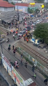 21K views · 7.5K reactions | Polisi dikejar massa aksi di rel kereta api Cinanggung, Kota Serang, Sabtu 30 Agustus 2025. Video kiriman warga #polisi #lari #massa #demo #kotaserang | Radar Banten | Facebook