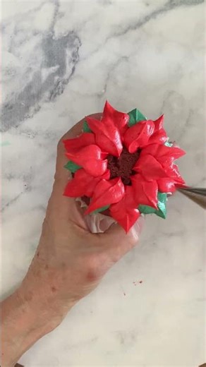 Poinsettia Cupcake Decorating Tutorial