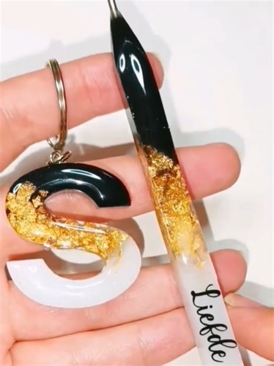 Cómo hacer lapiceros con resina epóxica Si queires aprender esto y mucho mas y escribeme para mas informacion #manualidadesfaciles #entretenimiento #resina #fypシ #parati #viral #xyzbca #resina #artederesina #camalica #handmade #resin #resinart #epoxyresin #manualidades #latinosenusa🇺🇸 #hechoamanoconamor #usa #eeuu #eeuu🇺🇸 #eeuu🇺🇸🇺🇸 #fyp #foryo