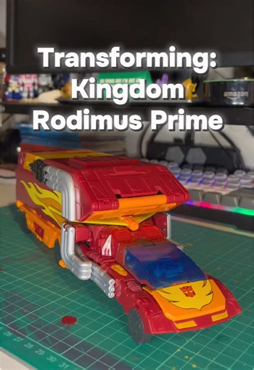 Transforming: Transformers Kingdom Rodimus Prime - Another win for Commander Class! Both Skylynx and Jetfire are awesome, but they’re so big and hard to display, so back when Rodimus Prime was announced I was so excited! He definitely justifies the Commander price point for sure. I wonder if we’ll get a re-do of this guy? Honestly he’s pretty much perfect! - #transformers #warforcybertron #rodimusprime #transformerskingdom #transformerstoys