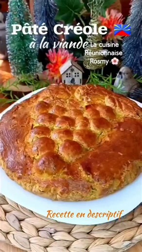 ✨Paté Créole à la viande, île La Réunion 🇷🇪 mi partage avec zot la recette que je préparais avec ma mère c'était dans les années 1965, à l'époque mwin l'avait 8 ans. 👇 Pour 8 à 12 personnes : Préparation du Godiveau, 1 h à l'avance : 500 g de viande de porc découpé en morceaux, j'ai enrobé la viande avec un peu de thym 1 pincée de sel et de poivre, 1 CàS de curcuma, 1 CàC de gros sel, 1 CàC de poivre en grains, 1 branche de thym vert, 150 g de graisse de porc (saindoux ou graisse de canard). 