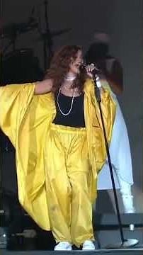 Rihanna's Live Vocals Are Crazy 🤯