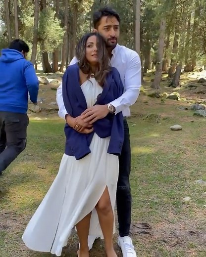 Voompla | 🥶🥶 That zamana jab outdoor shoots hua karte the! Throwback to these BTS from the shoot of Hina Khan’s music video❤️❤️ FOLLOW 👉 @voompla... | Instagram