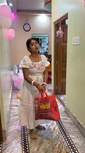 সমস্ত ফুল প্রিয়স্মিতা পরিষ্কার করছে🥰