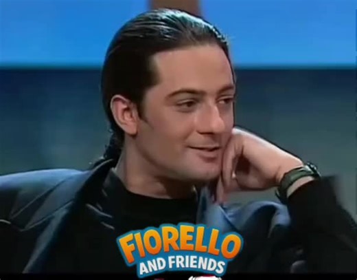 🎙️ Ambra intervista Fiorello a Non è la Rai! Oggi facciamo un tuffo nel passato! 🌟 Ambra Angiolini ha intervistato il giovane Fiorello, e lui si è lasciato andare a racconti divertenti e nostalgici sui suoi primi amori e su un pezzo di storia tutta italiana: la Vespa 🛵💛. Tra risate e curiosità, Fiorello ci porta indietro nel tempo, tra emozioni adolescenziali e il fascino intramontabile di uno dei simboli dell’Italia: la Vespa, un’icona di libertà e stile. 💬 Non perdetevi questo momento spe