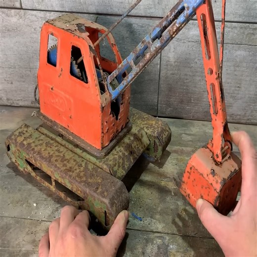 Incredible restoration of a very rusty toy excavator | S. Saint