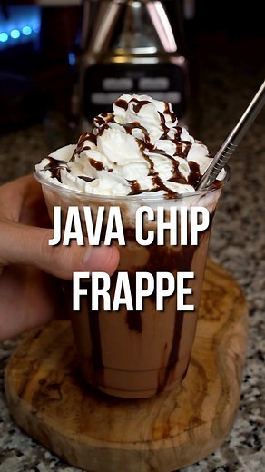 Alex Moe on Instagram: "JAVA CHIP FRAPPUCCINO🍫☕️ - 90 Calories Protein: 2g / Carbs: 10g / Fat: 5g Sugar: 4g - If there’s ever one coffee drink you need to make at home it’s a Frappuccino. Follow this recipe exactly to get a chocolatey java chip frappe that’s delicious and low calorie! - Instructions: In a blender 1️⃣Add 10oz unsweet vanilla almond milk 2️⃣Add 1 Tbsp instant coffee 3️⃣Add 1 Tbsp SF chocolate pudding powder 4️⃣Add 1 tsp SF chocolate syrup 5️⃣Add 1 cup of ice (add more as n