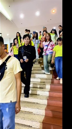 The audience's affection for singer Ho Van Cuong is so endearing that everyone finds him adorable...