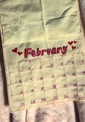 Calendario de febrero con botones y papel bond