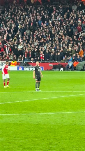 Arsenal fans singing “Harry no score!” all night 🔥🔴🔥 #arsenal 3 - 1 #bayermunich #championsleague 2025-26 皆でハリー、ノースコア！を何度もチャントしてあげた夜🔴⚪️🔥🔥🔥 ・ ・ ・ ・ ・ #arsenalfc #afc #coyg #coyg🔴⚪ #gooner #gooners #setpiece #arsenalnista #harrykane #アーセナル #アーセナルにすた #チャンピオンズリーグ #カウンター #スタジアム観戦 #ハリーケイン #goal #ゴール #kitslondon | Takaharu Kyoju Osako