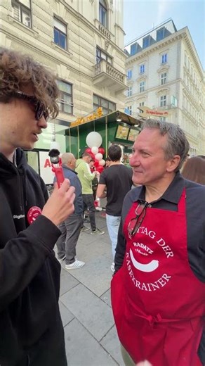 Robert Palfrader | Welttag der Käsekrainer 🥁🪊🌭