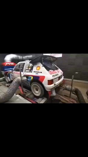 🔥 La légende à l’épreuve du banc ! 🔥Voici la mythique Peugeot 205 T16 Evo 2, reine du Groupe B, en plein test de puissance. 💪Un monstre taillé pour les spéciales de rallye, avec son turbo rugissant et son ADN de compétition. 🚀👉 Un modèle qui a marqué l’histoire et qui continue de faire vibrer les passionnés.Alors, tu l’écoutes rugir 🐉 ou tu rêves de la piloter ? 🏁#Peugeot205 #205T16 #TurboPower #GroupB #LegendaryCars #RallyLife #PeugeotSport #PassionRallye #DynoTest #FrenchIcon | Peugeot 