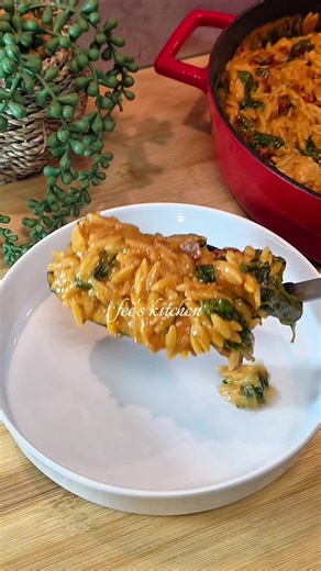 🍅 Cremige Hähnchen-Orzo-Pfanne 🥬 Ein One-Pot-Traum: cremig, würzig & super einfach 🤍 Zutaten: • 500–600 g Hähnchenbrust • 350 g Orzo • 150 g getrocknete Tomaten • 150 g Babyspinat • 2 Knoblauchzehen • 2 gehäufte EL Tomatenmark • 250 ml Kochsahne • 600 ml Brühe • 1 TL Paprikapulver • Salz, Pfeffer, Cajun-Gewürz • Olivenöl Zubereitung: Hähnchenbrust in Würfel schneiden und mit Salz, Pfeffer & Cajun-Gewürz würzen. Olivenöl in einer Pfanne erhitzen und das Hähnchen goldbraun anbraten. Tomatenmark