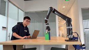 RAW VIDEO: Scientists Create Robotic Arm That Can Be Moved Using Your Imagination 2/2