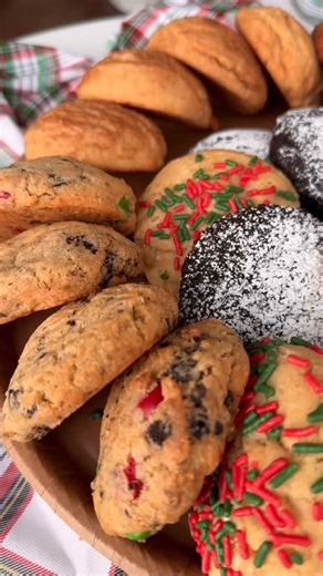 Christmas Mini Trays are now available for preorder! Our Christmas Mini Cookie Tray comes with 24 minis in six holiday flavors. If you’ve got parties, work events, or family get-togethers coming up, this tray fits right in. ❤️💚 4 Chocolate Crinkle 4 Christmas Monster 4 Funfetti 4 Snickerdoodle 4 Molasses 4 Chocolate Chip | Half Baked Cookies
