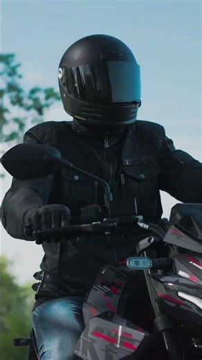 Attitude streetfighter pure et simple. 🔥 La Suzuki GSX-8S avec son bicylindre parallèle 776cc fluid