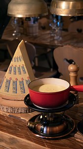 La fonduta è un tipico piatto svizzero, simbolo di condivisione e convivialità. Quella di @gruyere_aop è🇨🇭che magica. Tu l'hai mai provata? #formaggisvizzeri | Formaggio Svizzero