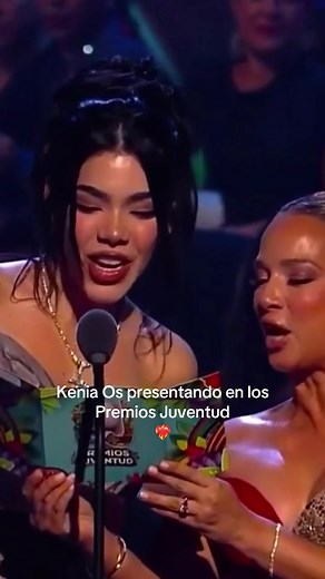 Kenia Os Brillando en los Premios Juventud 2025