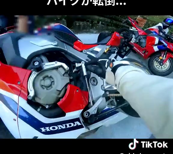【女子ツー】この後、 狭い橋の上で バイクが転倒... - パート 2-5