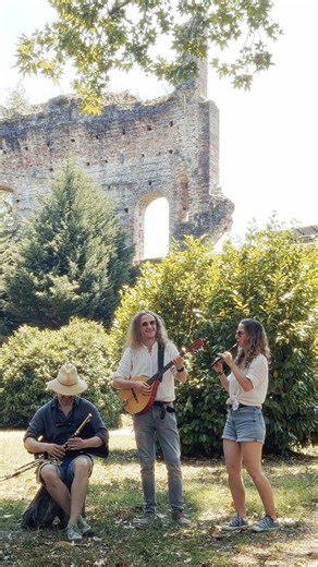 Irish jigs in front of the medieval castle ruins