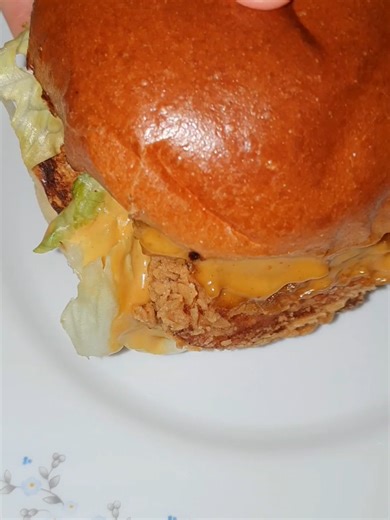 juicy chicken burger 🍔 #foodtok #asmr #mukbang #eatingshow