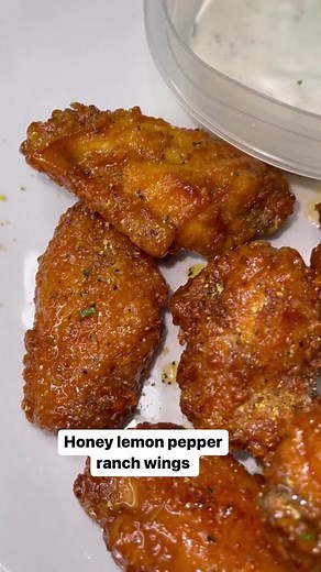 Honey Lemon Pepper Ranch Wings (via @_prettyrenee) Ingredients: 10 wings Lemon pepper Kinders garlic butter salt Smoked paprika 1 Sazon packet 1 ranch seasoning packet Mustard Cornstarch/flour mixture Honey Half stick of kerrigold butter Vegetable oil #blackfoodiefinder #honeylemon #wings #foodie #recipe #cooking #howto
