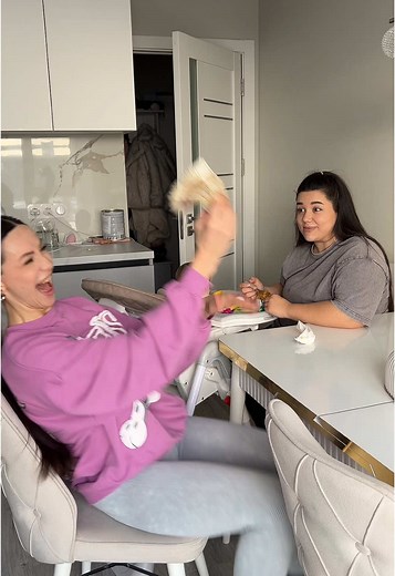 @mama_sunt_vlog sora mea, are un blog foarte hazliu și distractiv. Vă rog să o susțineți cu aprecieri și abonare 🙏🏻😘