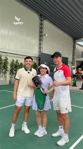 Mặc kệ mọi người chơi Minigame. Diễn viên Bình Minh quyết “test” Alpha X cho bằng được 🤣 Một món quà siêu đặc biệt mà Lý Hoàng Nam gửi đến tận tay Diễn viên Bình Minh và vợ Doanh nhân Anh Thơ trong ngày khai trương cụm sân LHN Sport Club của mình 🥰 #Kamito #KamitoAlphaX #LyHoangNam #KamitoPickleball #BinhMinh #AnhTho #LHNSportClub | Kamito Pickleball