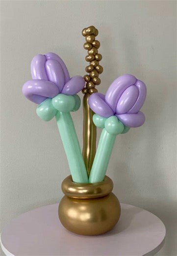 Going Live @ 10AM EST! Learn how to make this awesome balloon flower pot with me! Yes, everything is balloons, including the pot! See you soon ❤️ #balloons #balloonartist #balloondecor #balloonflower #balloon