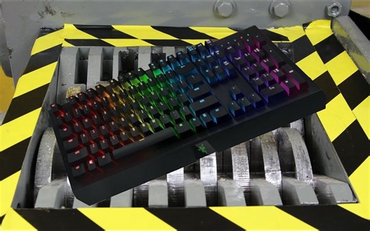 用疯狂粉碎机碾碎雷蛇键盘