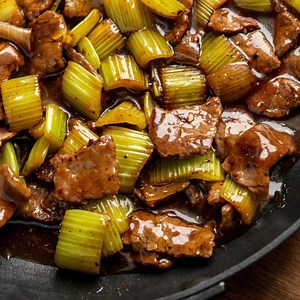 NEW!! Amazing Chinese Style Black Pepper Beef for you to make and enjoy at home and all ready in less than 20 minutes. 🤤 👉 http://www.slimmingeats.com/blog/chinese-black-pepper-beef SYNS: 2 | WW SMART POINTS: 3 | Slimming Eats