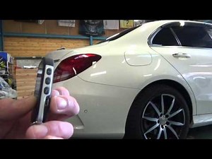 MercedesBenz/W205/CクラスにVIPER3706Vをインストール!!VIPERリモコンでのトランクオープン操作時ギルシードボイス!!