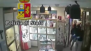 Lecce, terrore nella galleria commerciale: ecco i rapinatori in azione