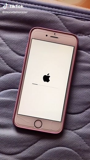 iPhone 7です。一週間前にソフトウェアアップデートを行ってからずっとこの状態です。このゲージが80%程まで進むと電源が落ち、またすぐ起動して80%まで進み…の繰り返しです。どなたか直し方、教えてください。お願いします🙇🏻‍♂️