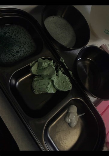 Back facial with extractions ✨ The skin on your back deserves the same care as your face. This treatment includes a deep cleanse, exfoliation, targeted extractions, and customized products to help clear congestion and smooth texture. If you struggle with back acne, here are a few tips to help prevent flare ups • Shower after sweating • Avoid tight clothing that traps heat and bacteria • Exfoliate 1 to 2 times a week • Use non comedogenic body products • Change out of workout clothes quickly • Wa