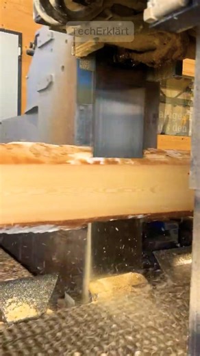 Holzverarbeitung pur: Die Kraft der Bandsäge! 🪵🪚 #Holzbau #Sägewerk #Maschinenbau